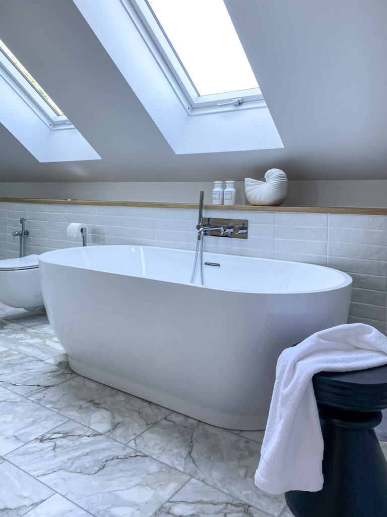 wanna wolnostojaca łazience w stylu transitional