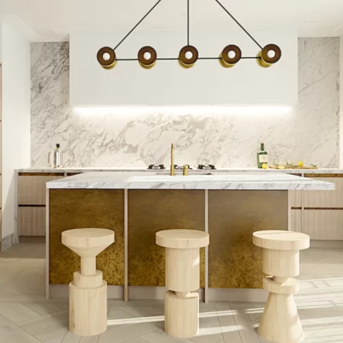 w stylu justyna sonta kuchnia modern 5 Widok na kuchnię w modernistycznym stylu, białe ściany, jasne drewniane zabudowy, stołki przy barze z toczonego drewna. Wyspa z drewna z kamiennym jasnym blatem i mosiężną jedną ścianką - Warszawa, W stylu justyny